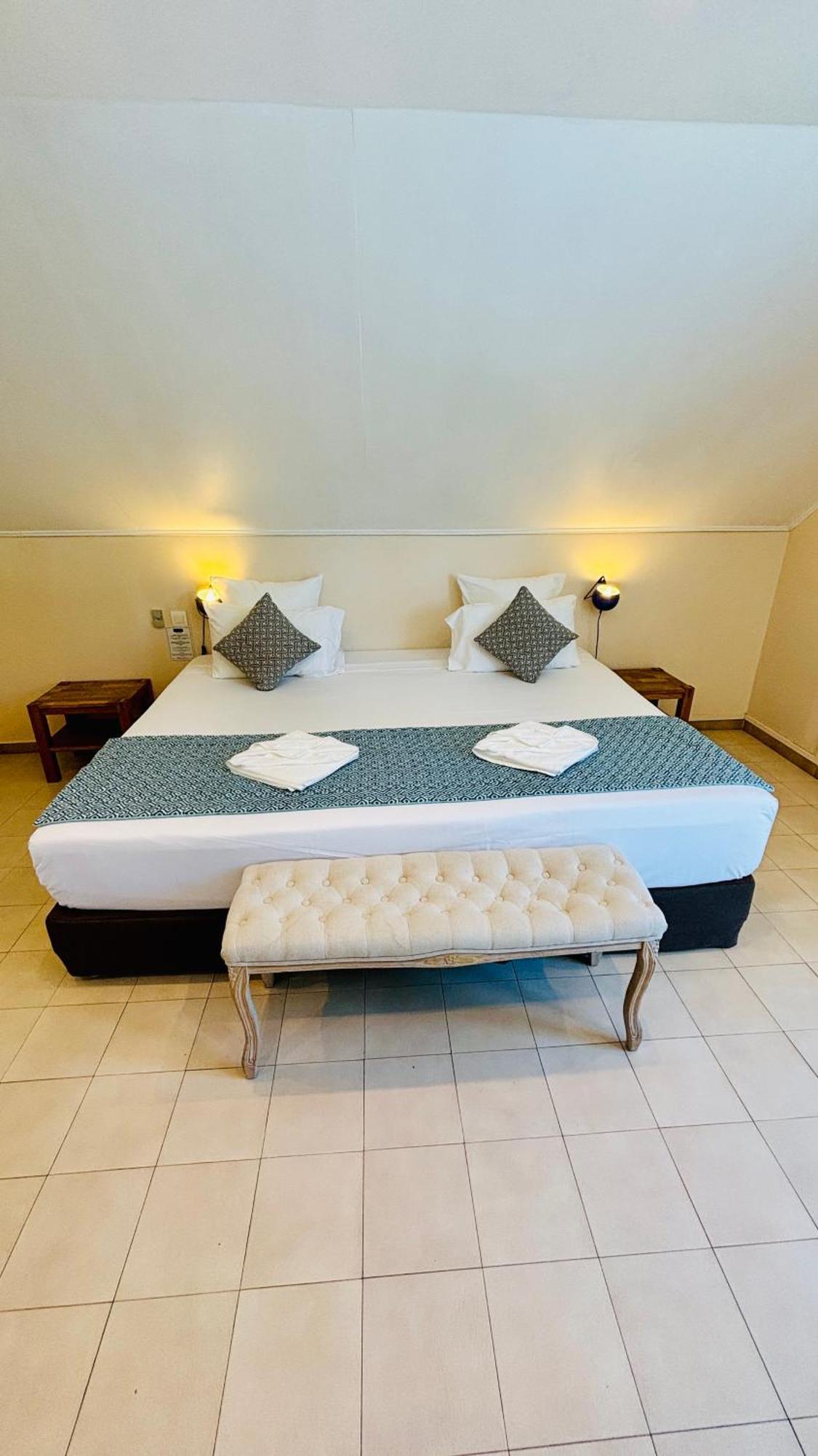 Hotel Coco Island Сен Жилс ле Бен Екстериор снимка