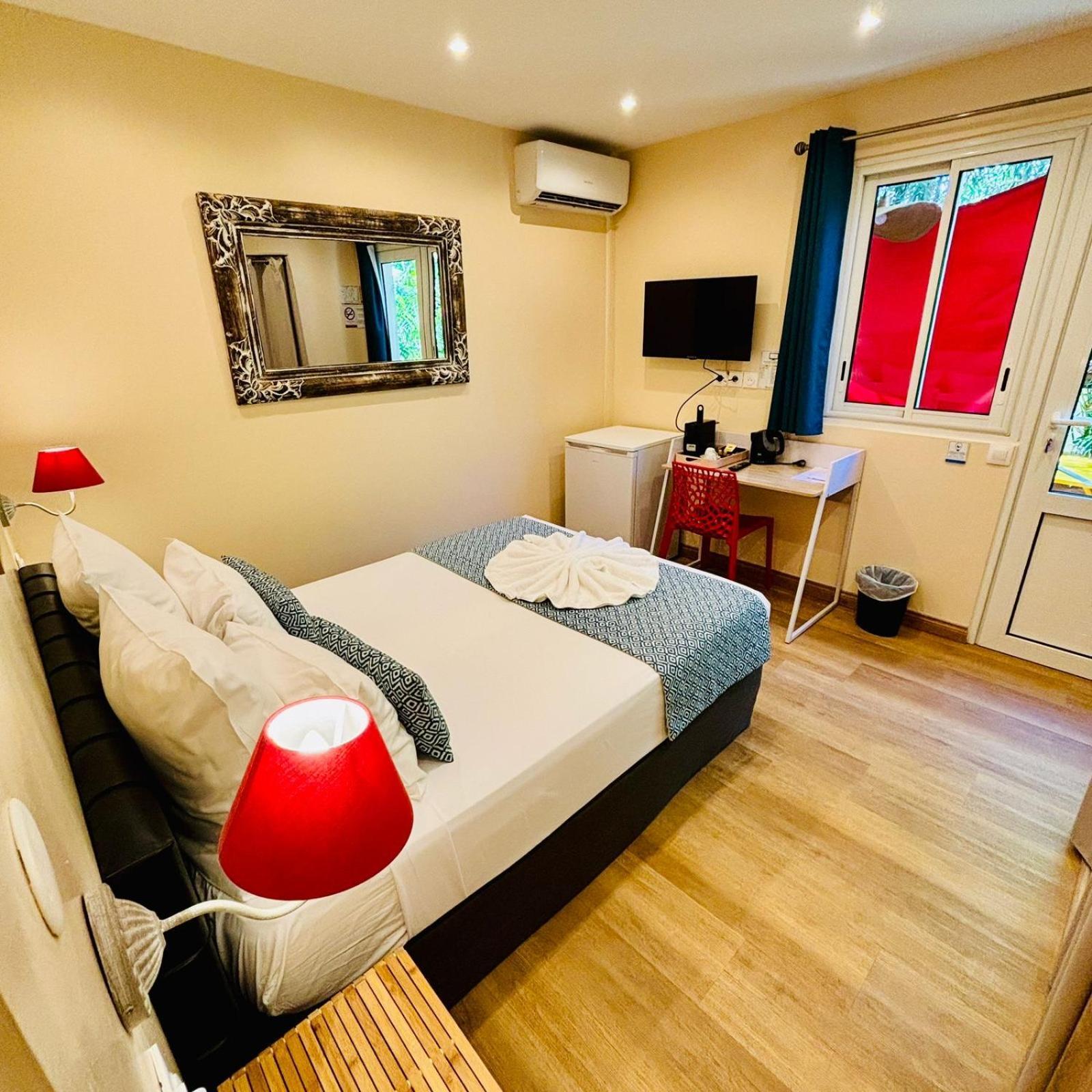 Hotel Coco Island Сен Жилс ле Бен Екстериор снимка